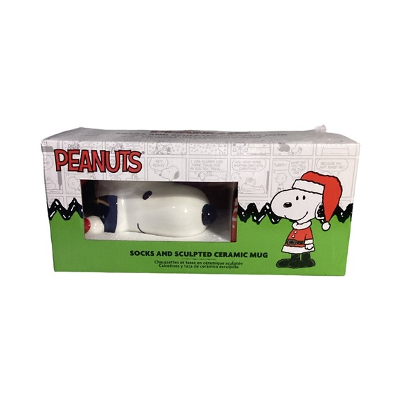 Peanuts Accessories - Bioworld Peanuts Snoopy 14oz Sculpted Mug & 8 Pair Crew Socks Christmas Gift Set